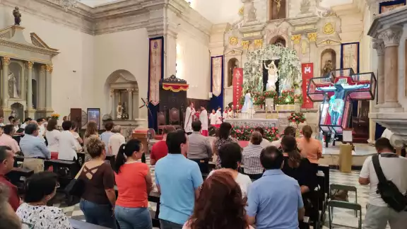 Fieles campechanos celebran la Resurrección de Cristo en la Catedral Fieles campechanos celebran la Resurrección de Cristo en la Catedral