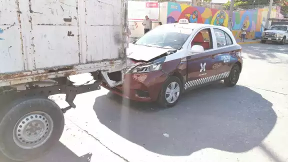 El accidente ocurrió en la avenida Contadores con cruce a la Periférica, en Ciudad del Carmen. El accidente ocurrió en la avenida Contadores con cruce a la Periférica, en Ciudad del Carmen.