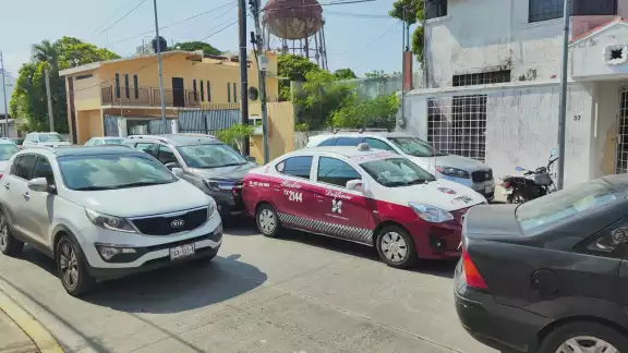 Accidente en zona urbana de Campeche provoca bloqueo temporal de carril