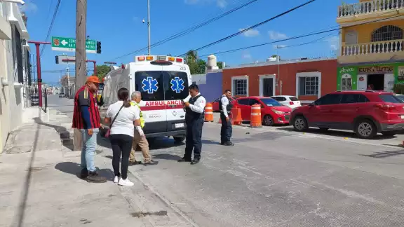 Lesiones en accidente vial entre motociclista y microbús en Campeche