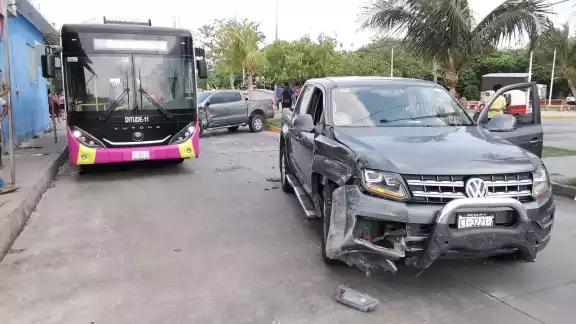 Las dos camionetas sufrieron daños y en menor medida el camión. Las dos camionetas sufrieron daños y en menor medida el camión.