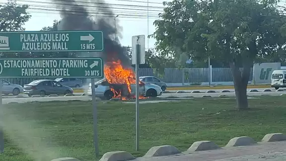 La mañana del sábado se incendió un vehículo sobre el bulevar Colosio en Cancún. La mañana del sábado se incendió un vehículo sobre el bulevar Colosio en Cancún.
