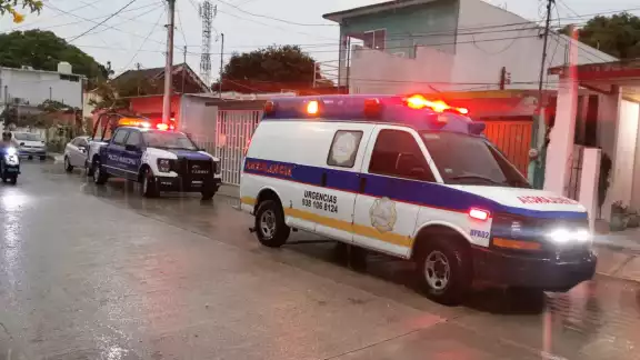 Paramédicos y elementos policiacos llegaron al domicilio para auxiliar a la mujer. Paramédicos y elementos policiacos llegaron al domicilio para auxiliar a la mujer.