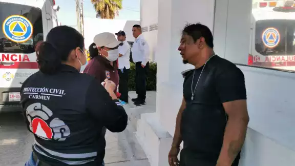 El jinete afectó a tres vehículos con daños considerables El jinete afectó a tres vehículos con daños considerables