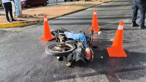 Una pareja en motocicleta fue embestida por una camioneta. Una pareja en motocicleta fue embestida por una camioneta.