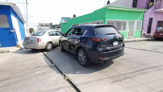 Colisión sin lesionados causa caos vehicular en la calle Rosas