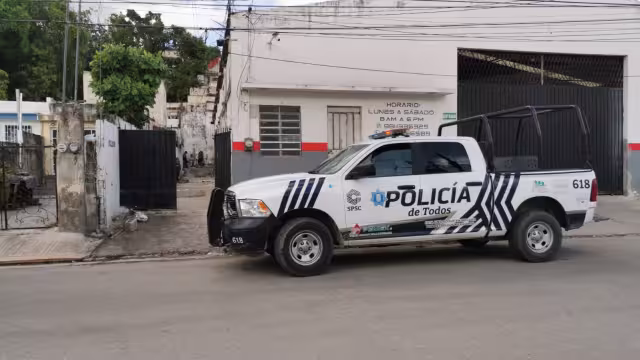 Un hombre fue atendido por paramédicos tras ser sometido en una pelea por sus compañeros en una cuartería de la colonia Pablo García