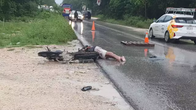 El motociclista quedó tendido sobre el pavimento.