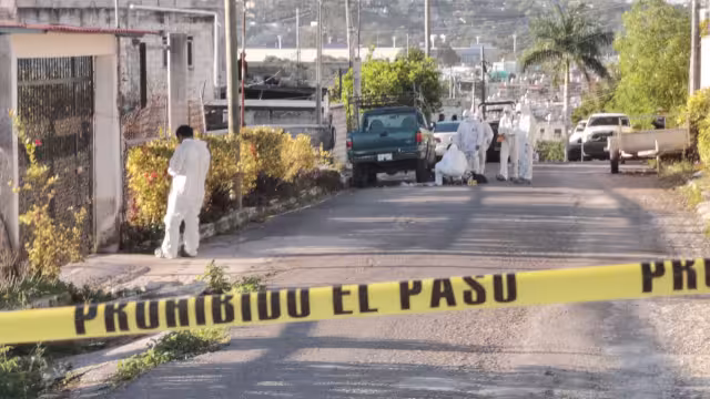 Descubren a hombre muerto junto a camioneta