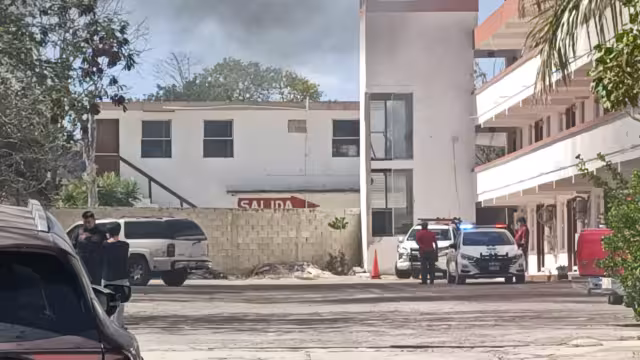 Fuego cerca de un hotel desata pánico y movilización de emergencia