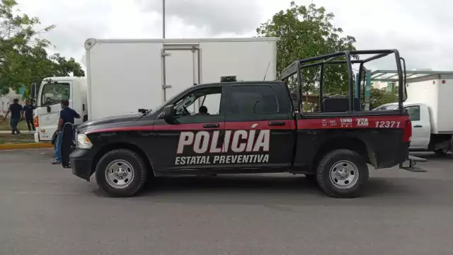 Elementos policiacos atendieron al llamado de emergencia y auxiliaron al conductor de la unidad.