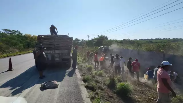 Rapiñan carga de cemento de plana volcada.