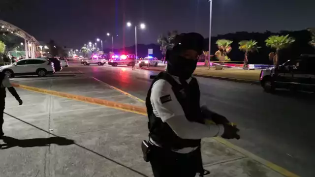 Ciudadanos alertan sobre cuerpo flotando en La Caleta de la colonia Obrera.