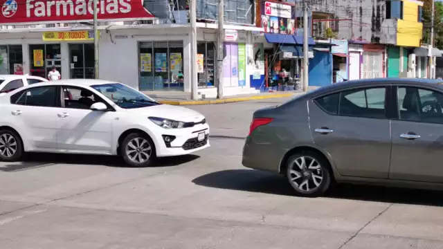 El Kia blanco impactó por alcance al Nissan Versa en la colonia Renovación.