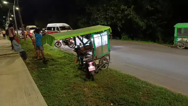 Invade carril y choca contra mototaxi: motociclista y chofer resultan heridos