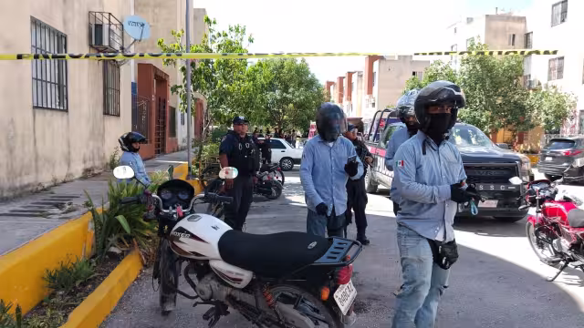 Elementos policiacos llegaron a la escena del crimen para levantar testimonios.