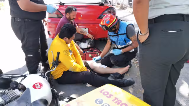 Aparatoso choque en Campeche: motociclista se proyecta entre autos estacionados
