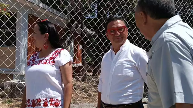 Acude Ricardo Medina Farfán a votar en Secundaria General Luis Álvarez Barret