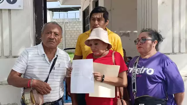 Protestan en CFE Santa Lucía por poste dañado sin atención desde hace 8 días