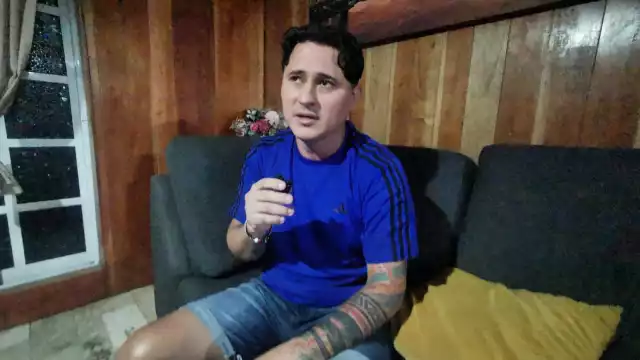 Jonathan Cisneros fue detenido en un Oxxo mientras manipulaba una caja fuerte, acusado de intento de robo.