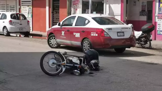 Un motociclista repartidor fue impactado por un taxi que dio una vuelta en "U" sin señalizar en la colonia Compositores.