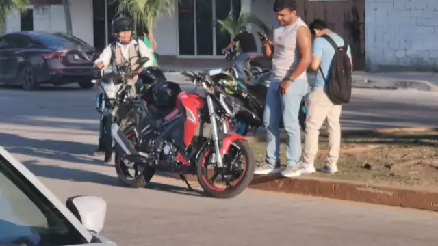 Reportan fuerte accidente vial entre un vehículo y una motocicleta