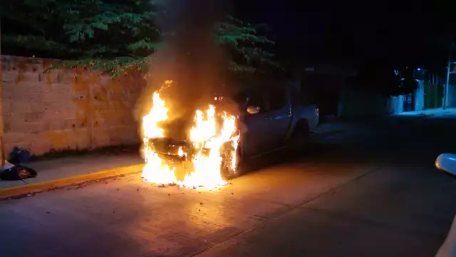 Una camioneta fue consumida por el fuego la madrugada del miércoles en la colonia San Agustín del Palmar.