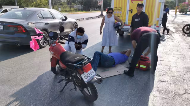 El motociclista fue posteriormente acompañado por su familia.