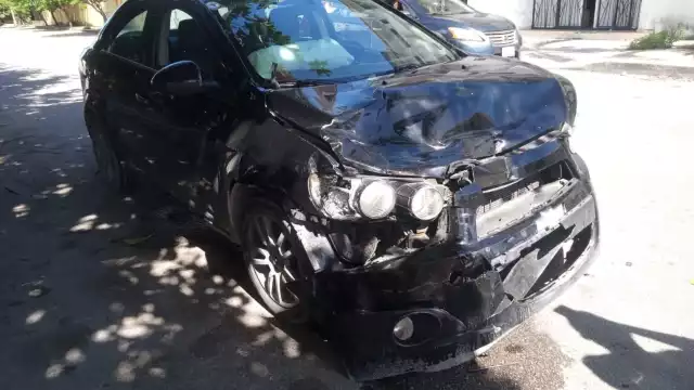 El auto compacto quedó severamente dañado en el frente.