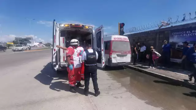 Jovencita cae de combi colectiva y termina en el hospital en Ciudad del Carmen