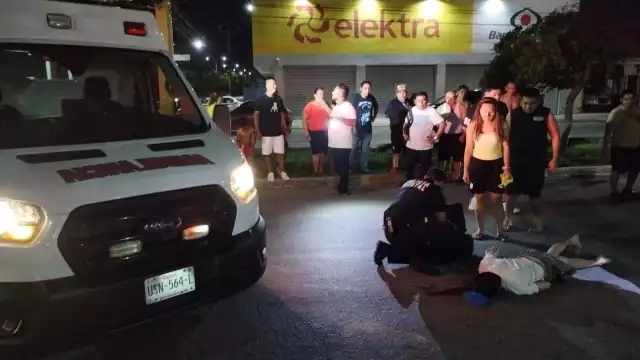 Los paramédicos atendieron y trasladaron al herido a un hospital.