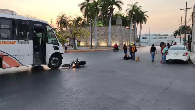 Un motociclista fue impactado por un camión de transporte urbano en la capital de Campeche