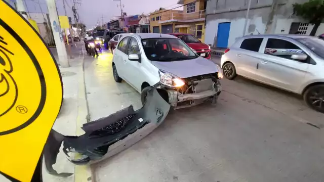 Percance vial entre auto y motocicleta causa daños en la Colonia San Carlos