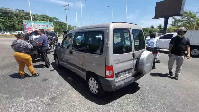 Mujer resultó lesionada en accidente entre motocicleta y camioneta en la glorieta del Chechén.
