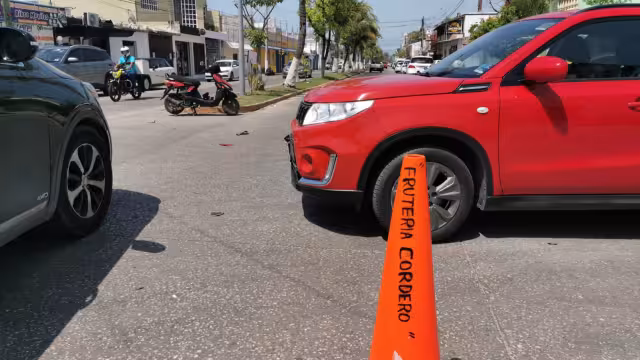 Motociclista lesionado tras choque en la avenida Camarón