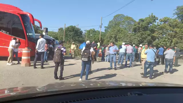 Bloqueo por falta de paso peatonal provoca caos regional en el sureste mexicano