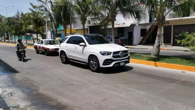 Un taxi chocó por alcance contra una camioneta Mercedes Benz en la colonia Santa Rosalía.