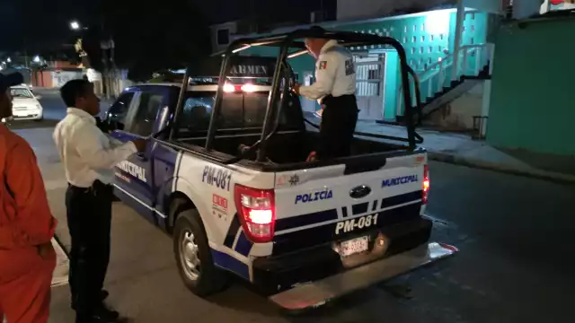 El sujeto fue detenido por elementos policiacos y subido a una patrulla de la corporación.
