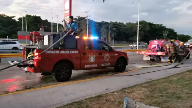 Bomberos respondieron al llamado de emergencia y controlaron el incendio.