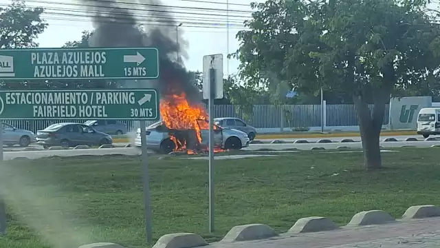 La mañana del sábado se incendió un vehículo sobre el bulevar Colosio en Cancún.