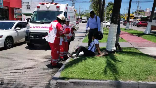 Dos mujeres resultaron lesionadas tras derrapar en una motoneta en la colonia Morelos, Ciudad del Carmen.