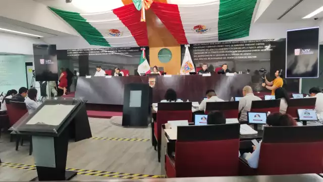 Evita responder preguntas de medios de comunicación y se refugia en su lugar en la Mesa Directiva del Congreso.