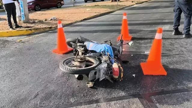 Una pareja en motocicleta fue embestida por una camioneta.
