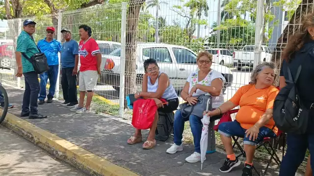 Ana Magaña y 20 jubilados del Sutunacar protestaron frente a la Rectoría de la Unacar por el adeudo de nueve quincenas