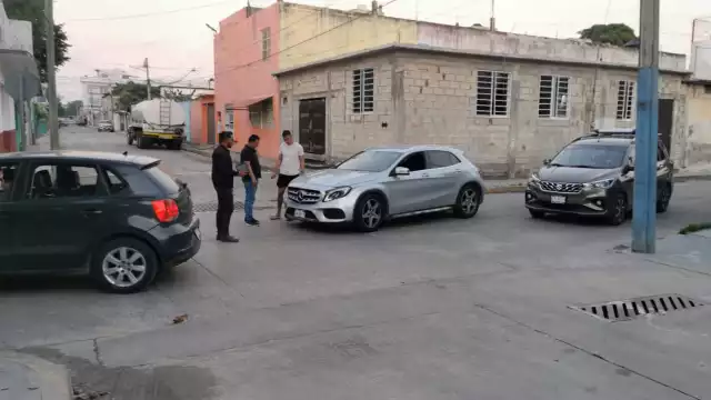 De manera inesperada, un hombre fue casi embestido por un camión urbano.