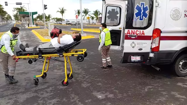 El motociclista tuvo que ser trasladado en una ambulancia.