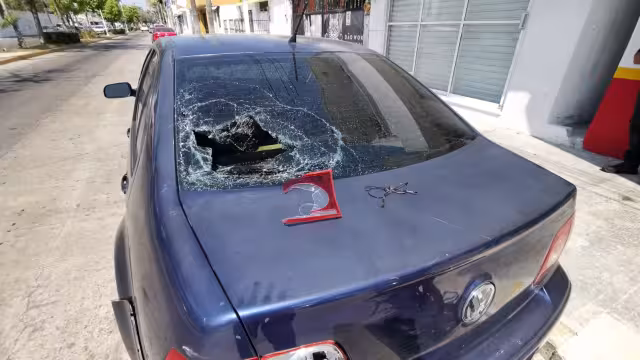 El joven golpeó su rostro contra el parabrisas trasero, pero el casco evitó lesiones graves.