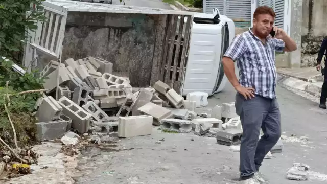 Falla mecánica provoca que camioneta vuelque en Samulá.
