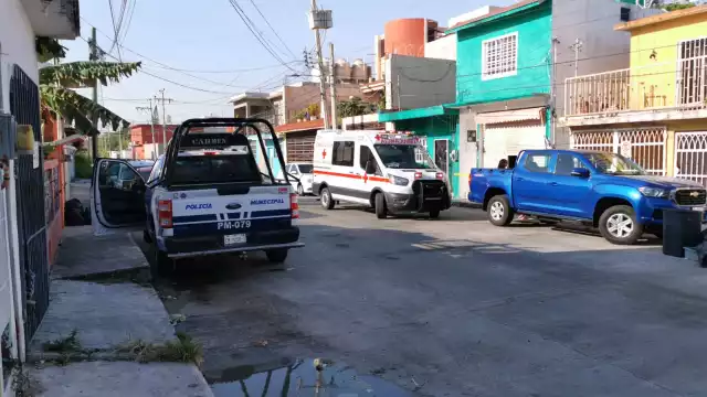 Vecinos de la colonia Revolución reportaron la presencia de un hombre sin vida dentro de un domicilio.