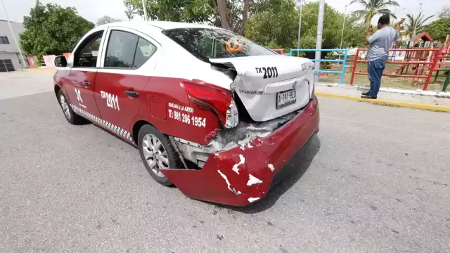 Una camioneta Jeep impactó a un taxi sobre el puente del Playón en Campeche.